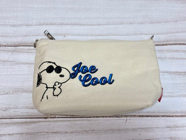 【しまむら×スヌーピー】「レディース バッグ(PEANUTS)」ポーチはアイボリーカラー。バッグ本体とはまた違った雰囲気が楽しめます♪