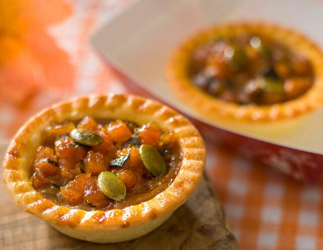 パンプキンタルト｜550円｜「ダッフィー＆フレンズのオータム・ストーリーブック」スーベニア付きメニュー｜販売店舗：東京ディズニーシー「ケープコッド・クックオフ」｜発売日：2023年9月7日（木）