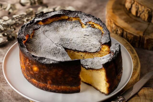 「バスクチーズケーキ」＜期間：2026年2月25日～＞【フレッシュ苺＆苺スイーツ、本格イタリアンが食べ放題！「XEX」4店舗で贅沢ランチブッフェ順次スタート！】