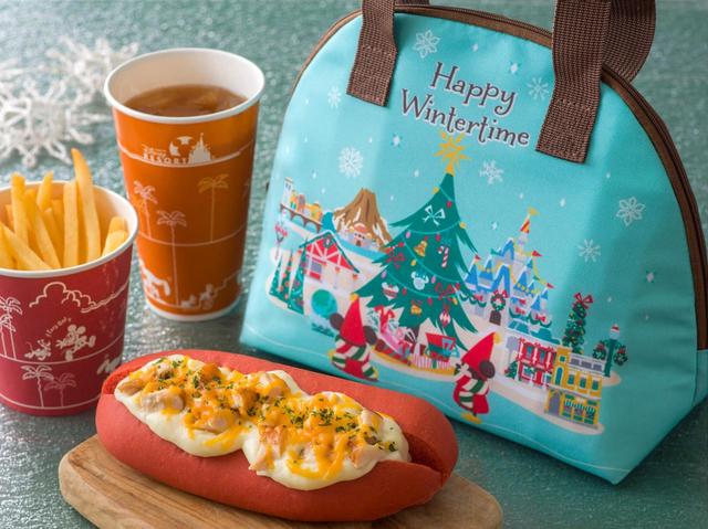 シェフのおすすめメニュー：パストラミビーフサンド(クリーミーキノコソース＆チーズ)スープ＆デザートセット、スーベニアランチケース付き 3,030円｜ドックサイドダイナー｜東京ディズニーリゾート「ディズニー・クリスマス」スペシャルメニュー