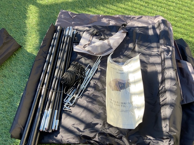 【ワークマン BASICドームテント】内容物: インナーテント、アウターテント、ロープ6本、ペグ13本、メインポール2本、キャノピーポール組立時2本(110cm)