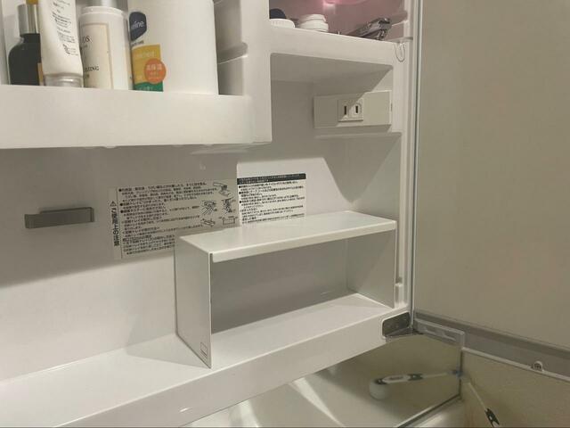 【山崎実業　tower：洗面鏡中 収納ラック 2個組】置くだけで収納力がアップします