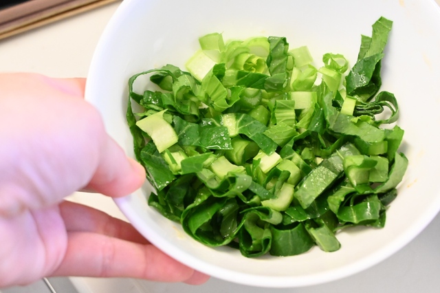 「梅マヨささみ丼」小さく切った小松菜をレンチンします