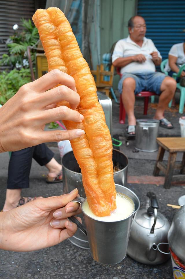【おうちで楽しむ台湾ごはんvol.10　杏仁豆腐】嘉義の東公有市場近くのロータリーで毎朝営業している杏仁茶の露店。大きな油條を甘い杏仁茶につけて食べる