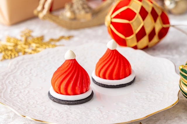 「サンタハットムース」＜期間：2025年11月6日～12月29日＞【【ヒルトン名古屋】贅沢なクリスマススイーツビュッフェ「Holiday Jewel Box」で“ホリデーシーズン”をより華やかに♪】