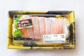 【角上魚類「活〆佐渡サーモン刺身」】1パック6切れ入り480円、4切れ入り340円。脂のりや満足感を考えるとかなりコスパ優秀!