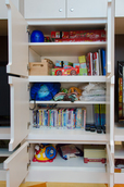 キッズルーム内の戸棚の様子。ディズニーのDVDや、おもちゃ類がぎっしり!