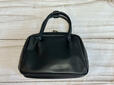 背面は装飾がないシンプルなデザイン