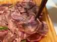 【ロピアの豚タン焼肉用（米国産）】豚タンは鮮やかな赤身で、厚みがあり食べ応えがあります！焼く前から美味しそうで、期待が高まります◎