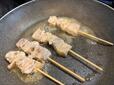 【ロピア 冷凍国産焼鳥】表面にじんわり焼き色がついてきました、お肉が引き締まってきたらあとひと押しで本格焼鳥の完成です!