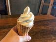 【ローソン イタリアンマロンワッフルコーン】ほんのりマロンの色がついたアイスが美味しそう