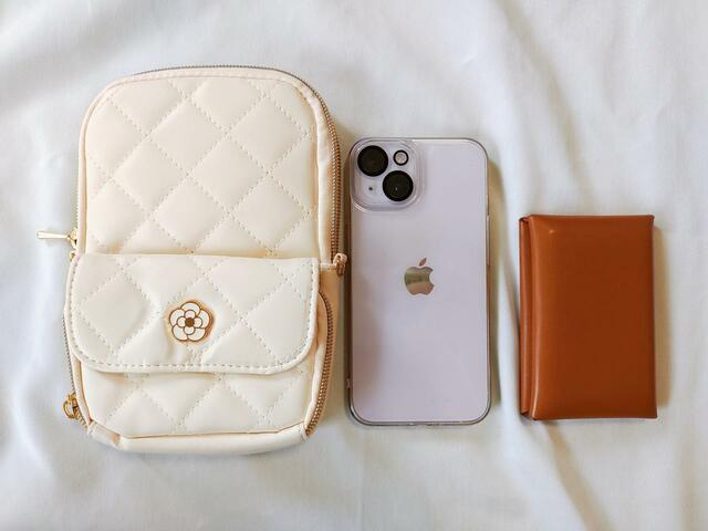 【クレイサス】携帯、名刺入れを隣に置いてみた