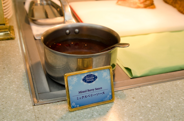 ローストポークには、ミックスベリーソースがかかる｜クリスタルパレスレストラン「アナとエルサのフローズンファンタジー」スペシャルブッフェ ©Disney