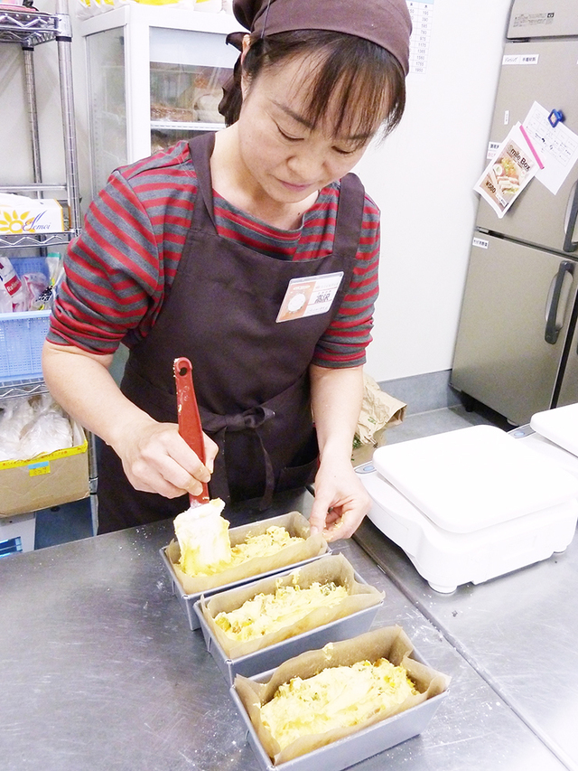 スマイルデイズ 道の駅やちよ店／パウンドケーキの制作風景