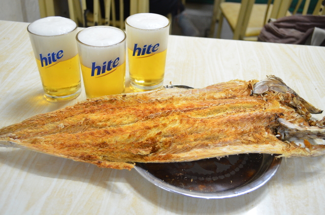 全州の東部市場の近くにある人気カメク『ジョンイル・シュポ』のファンテクイとビール