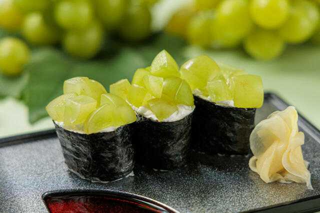 「シャインマスカットの軍艦寿司」【天ぷらも寿司もデザートも全部シャインマスカット！極上「シャインマスカットブッフェ」開催！】