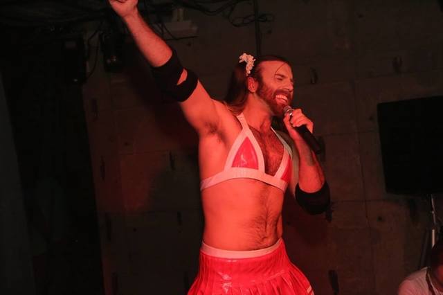 「女装×髭面」が超キュートなレディビアードさん