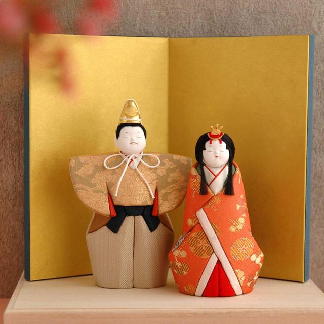 ここかしこの立ち雛　