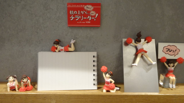 パンダの穴喫茶展／店内に展示されたガチャ