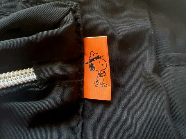フロントのポケットにはスヌーピーのタグ付き