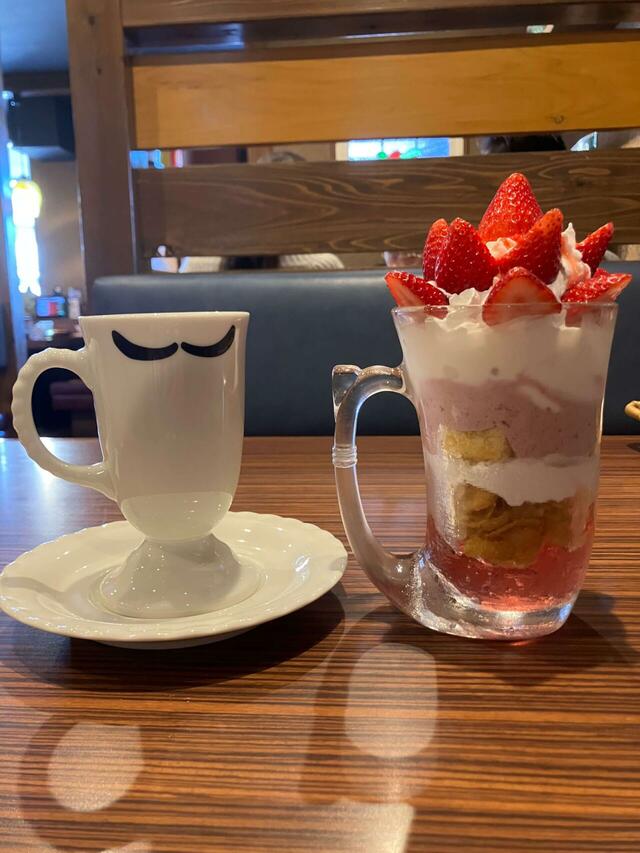 一緒に頼んだホットコーヒーと比較すると、サイズの違いは一目瞭然。【びっくりドンキーのジョッキパフェ】