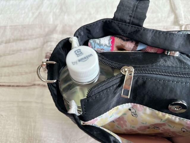 550mlのペットボトルは少し飛び出してしまうものの、立てて収納可能