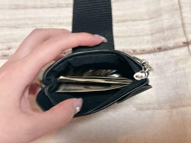 【カルディ　くろねこコインケース】内側は仕切りなしのシンプルな作り。二つ折りの紙幣、コイン、カードが収納可能です。取り出しやすくてGood！