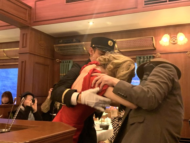 落ち着くように促される奈津子