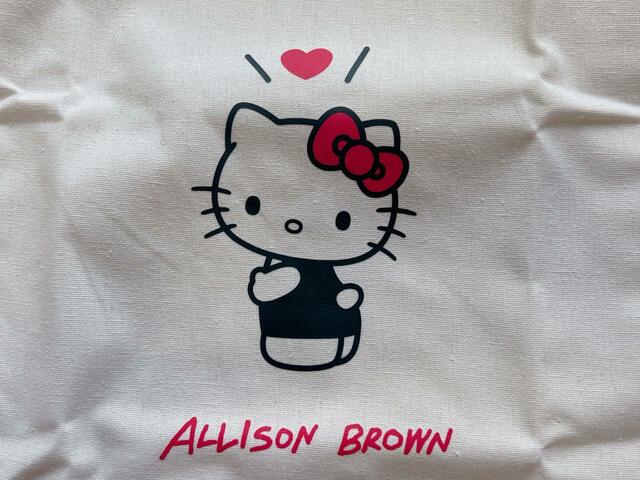 リボンやハート、ロゴのレッドカラーがアクセントになっていてかわいい…！