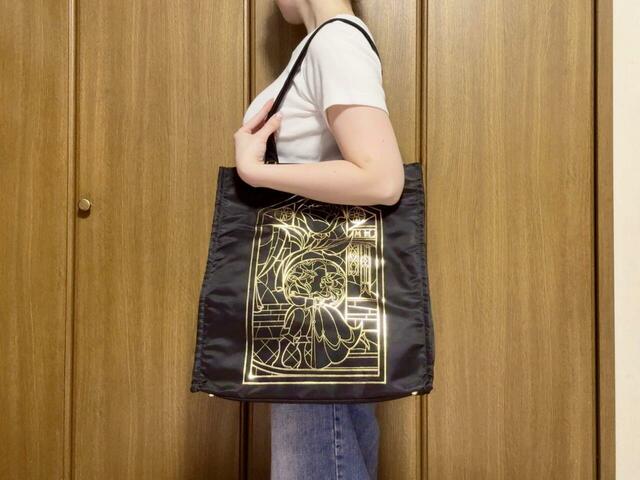 身長155cmの筆者が実際に持ってみました。ステンドグラスの箔プリントがキラキラ輝いて素敵♪