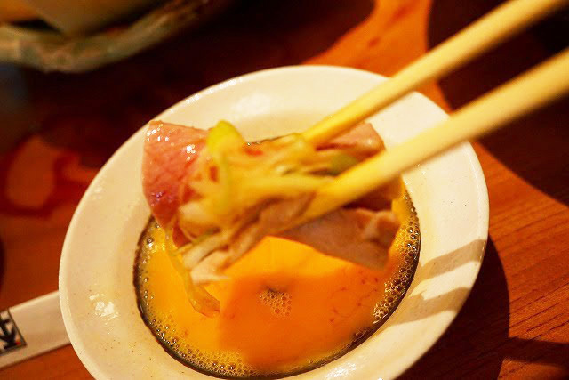 魚金 本店／まぐろ鍋　　まぐろとねぎを溶き玉子につけていただきます　