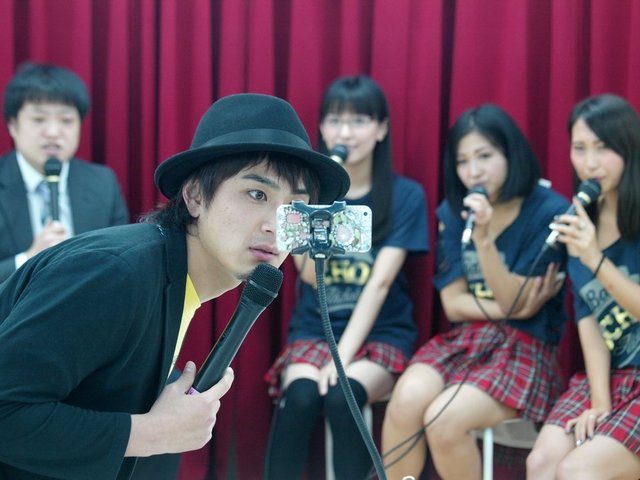 Showroomで視聴しているファンの方からのコメントチェック中。