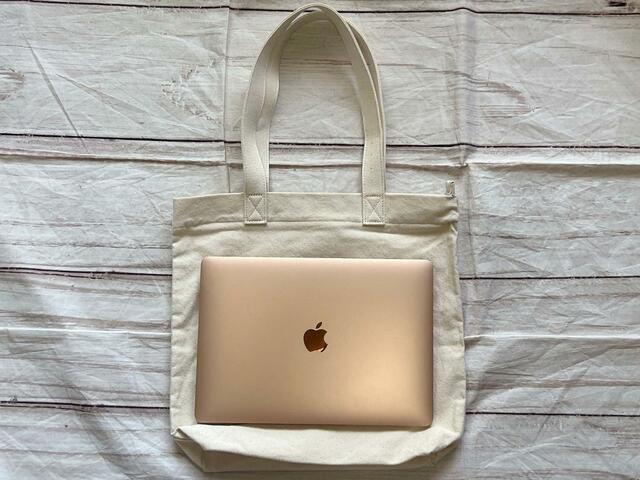 13インチのMacBook Airが余裕で入るサイズ感