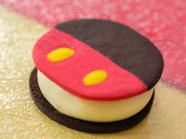 ミッキー・クッキーサンドアイス 600円|東京ディズニーリゾート「サマー・クールオフat Tokyo Disney Resort」ひんやりメニュー|販売店舗:「アイスクリームワゴン」|発売日:2025年7月1日(火)