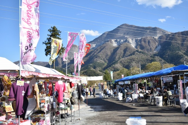 地元産の民芸品やグルメが買える