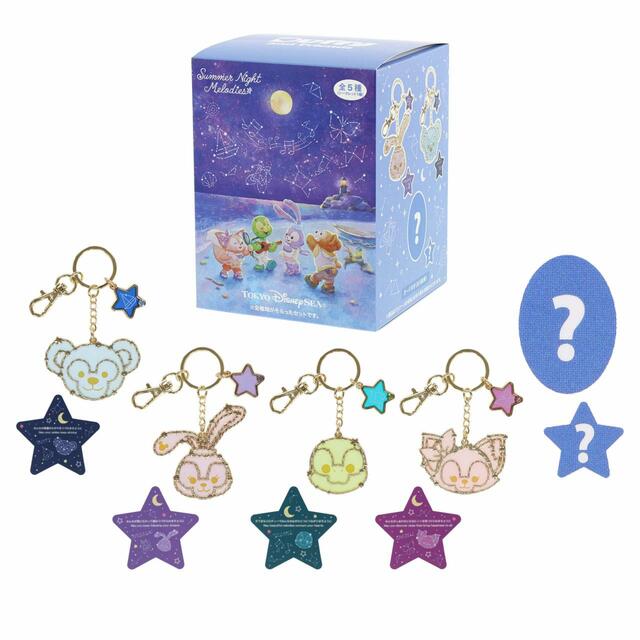 キーチェーンセット 5,500円|サイズ:(外箱)縦約9×横約9×高さ約12cm セット内容:1箱全5種 ※この1箱で全5種そろえることができます|「ダッフィー&フレンズのサマーナイト・メロディー」スペシャルグッズ|東京ディズニーリゾート40周年“ドリームゴーラウンド”|発売日:2023年7月3日(月)|販売店舗:東京ディズニーシー「マクダックス・デパートメントストア」