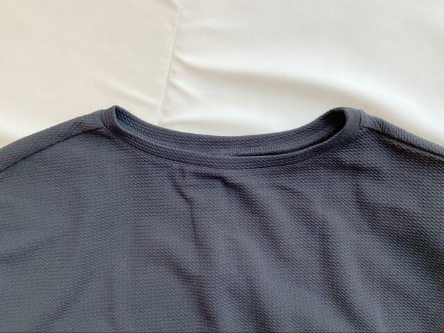 【coca エンボス加工ワンピース】ボートネックデザインの首周り