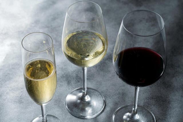 ソムリエおすすめのペアリングワインセット 4,500円|「ディズニー・クリスマス」スペシャルメニュー|東京ディズニーリゾート40周年“ドリームゴーラウンド”|販売店舗:東京ディズニーシー「S.S.コロンビア・ダイニングルーム」|販売期間:2023年11月1日(水)〜12月25日(月)