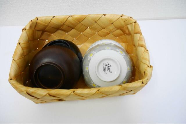 【3COINS 食器棚用収納カゴ：Sサイズ】小さい食器の収納に最適