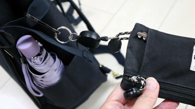 【anello（アネロ） 2WAYリュック POST】両サイドのベルトにカラビナをひっかけて、キーケースなどを接続することもできますよ♪