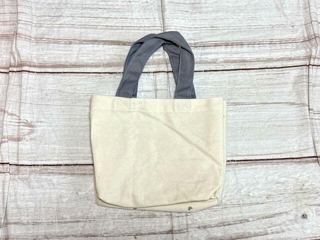 背面は装飾がないシンプルなデザイン