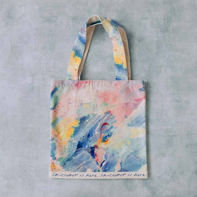 【DEAN ＆ DELUCA】Sanctuary is hereトートバッグ：表面には大岡氏のアートが。派手すぎず、それでいて目を引くアクセントになっています◎