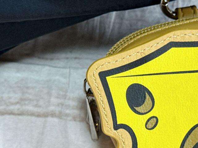 ポーチチャームの素材はレザー調の高級感ある生地です