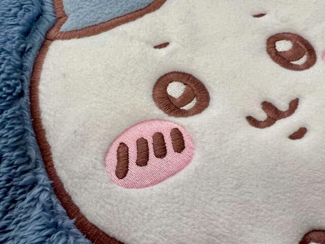 ハチワレのお顔と体は起毛感のある生地！ふっくら感がかわいい〜！【GU（ジーユー）マシュマロフィールラウンジパーカ(長袖) Chiikawaちいかわ ブルー】