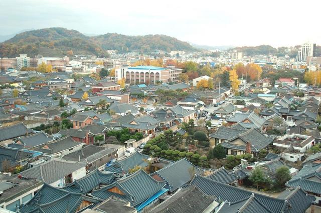 ホテル ル・ウィンの上階からも韓屋マウルが一望できる（撮影は秋）