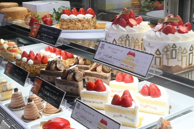 【アンリ・シャルパンティエ】「アンリ・シャルパンティエ 銀座メゾン」店頭のショーケース