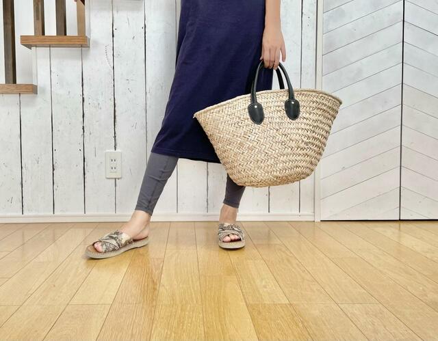 【しまむら 水草かごバッグ】大きめかごバッグの存在感をシンプルな服装が引き立てる