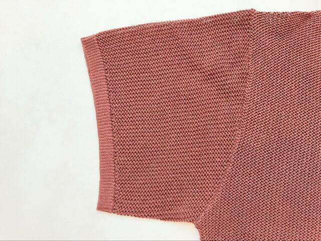 【GLOBAL WORK 洗えるメッシュラメプルオーバー＊タンク】ニットは五分袖。シアー感がありながらもしっかり肩まわりはカバー！