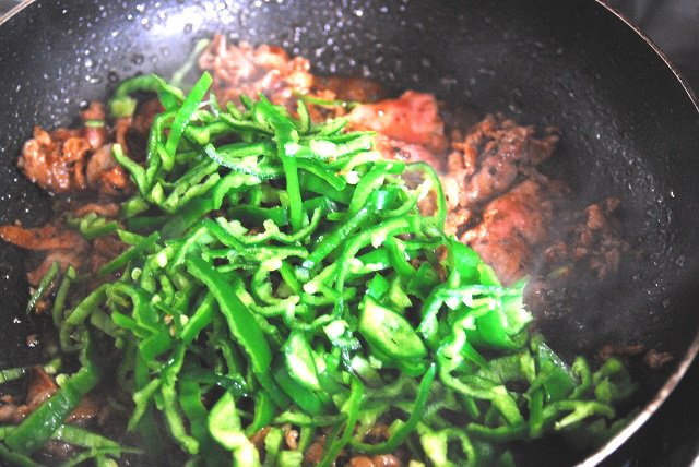 ⑤ピーマン投入。ここでも火は強火のまま。1分を目安に炒めてください。