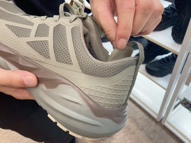 【ワークマン トレックシューズエンリル】かかと部分に枕のようなものがあり、足首をしっかり支えてくれます